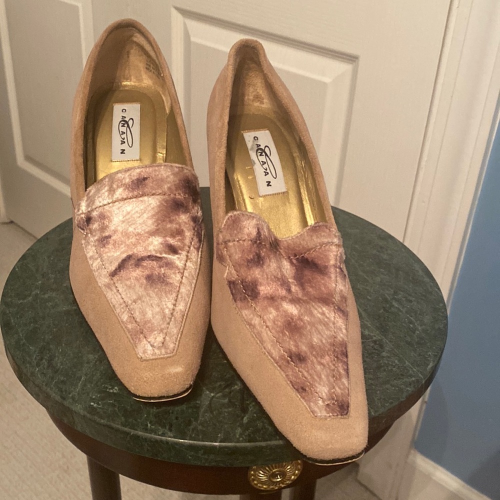 Natural suede women’s pump.